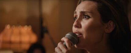 Miley Cyrus cantando 'End of the World' en Chateau Marmont en 2024