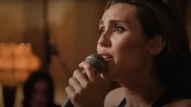 Miley Cyrus cantando 'End of the World' en Chateau Marmont en 2024