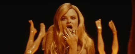 Erika Vikman, representante de Finlandia en Eurovisión 2025, en el videoclip de 'ICH KOMME'