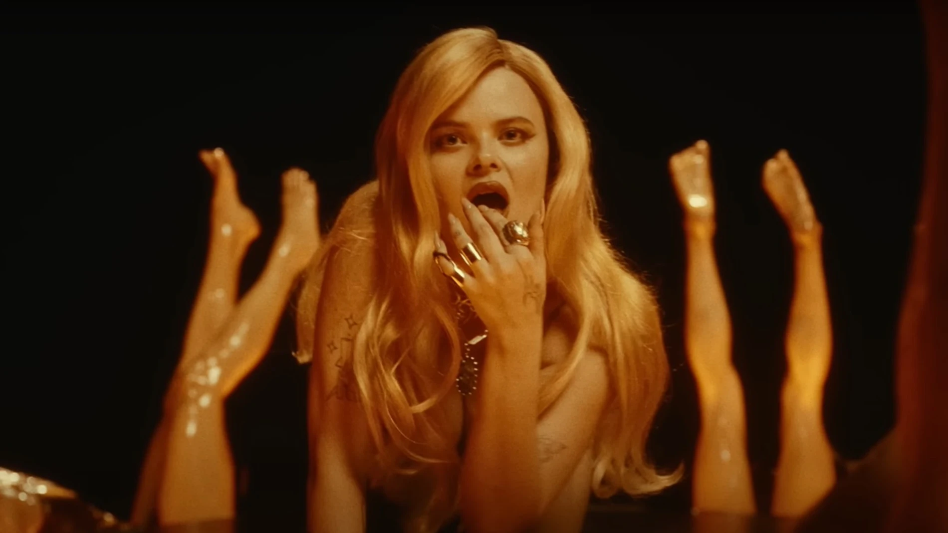 Erika Vikman, representante de Finlandia en Eurovisión 2025, en el videoclip de 'ICH KOMME' Erika Vikman, representante de Finlandia en Eurovisión 2025, en el videoclip de 'ICH KOMME'