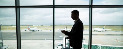 Un hombre en un aeropuerto