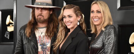 Miley Cyrus con sus padres, Billy Ray Cyrus y Tish Cyrus, en los Premios Grammy 2019