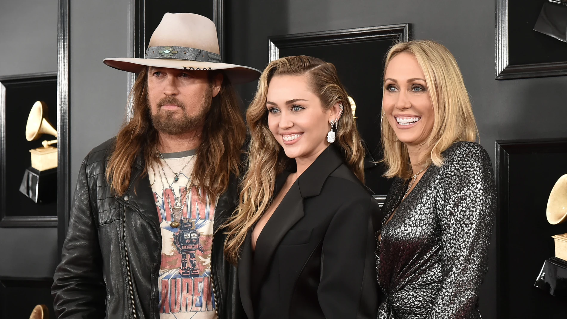 Miley Cyrus con sus padres, Billy Ray Cyrus y Tish Cyrus, en los Premios Grammy 2019 Miley Cyrus con sus padres, Billy Ray Cyrus y Tish Cyrus, en los Premios Grammy 2019