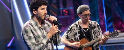 ¡Menudo regalo! Sebastián Yatra interpreta en directo su nuevo tema 'Disco rayado'