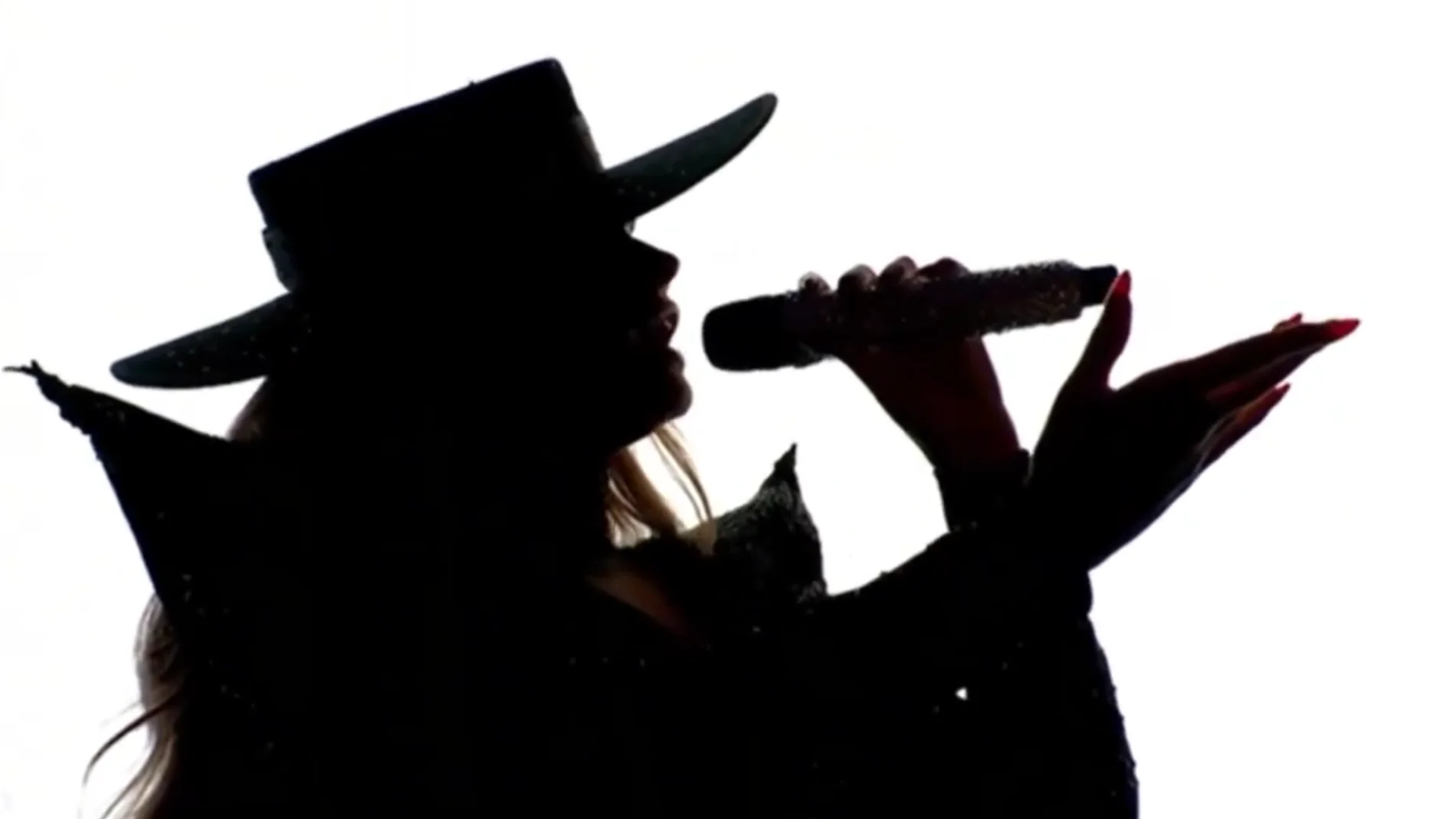 Así es el primer minuto de la actuación de Melody: con cola, telón y brillo Así es el primer minuto de la actuación de Melody: con cola, telón y brillo