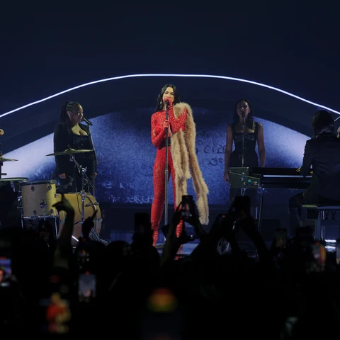 Dua Lipa interpreta 'Me gustas tú' de Manu Chao en su segundo concierto en Madrid Dua Lipa interpreta 'Me gustas tú' de Manu Chao en su segundo concierto en Madrid