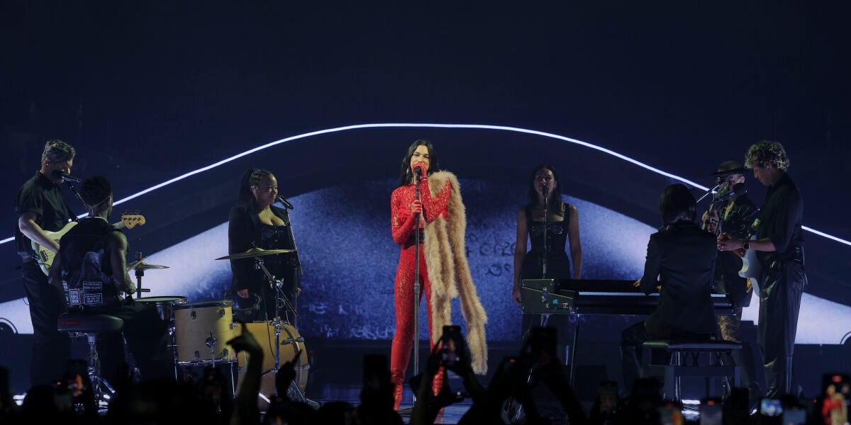 Dua Lipa interpreta 'Me gustas tú' de Manu Chao en su segundo concierto en Madrid