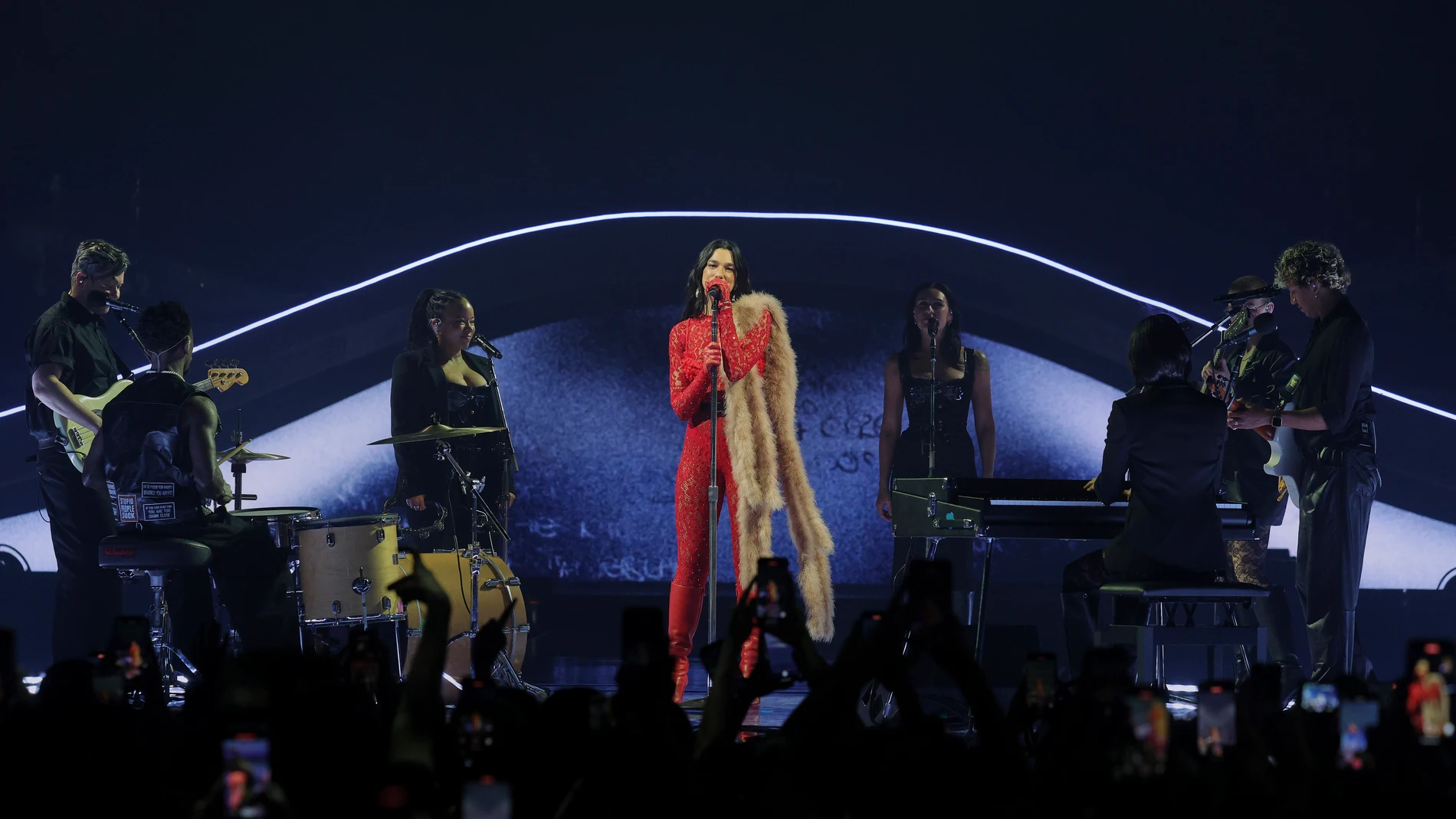 Dua Lipa interpreta 'Me gustas tú' de Manu Chao en su segundo concierto en Madrid Dua Lipa interpreta 'Me gustas tú' de Manu Chao en su segundo concierto en Madrid