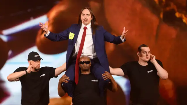 Tommy Cash, representante de Estonia en Eurovisión 2025, en la primera semifinal del certamen