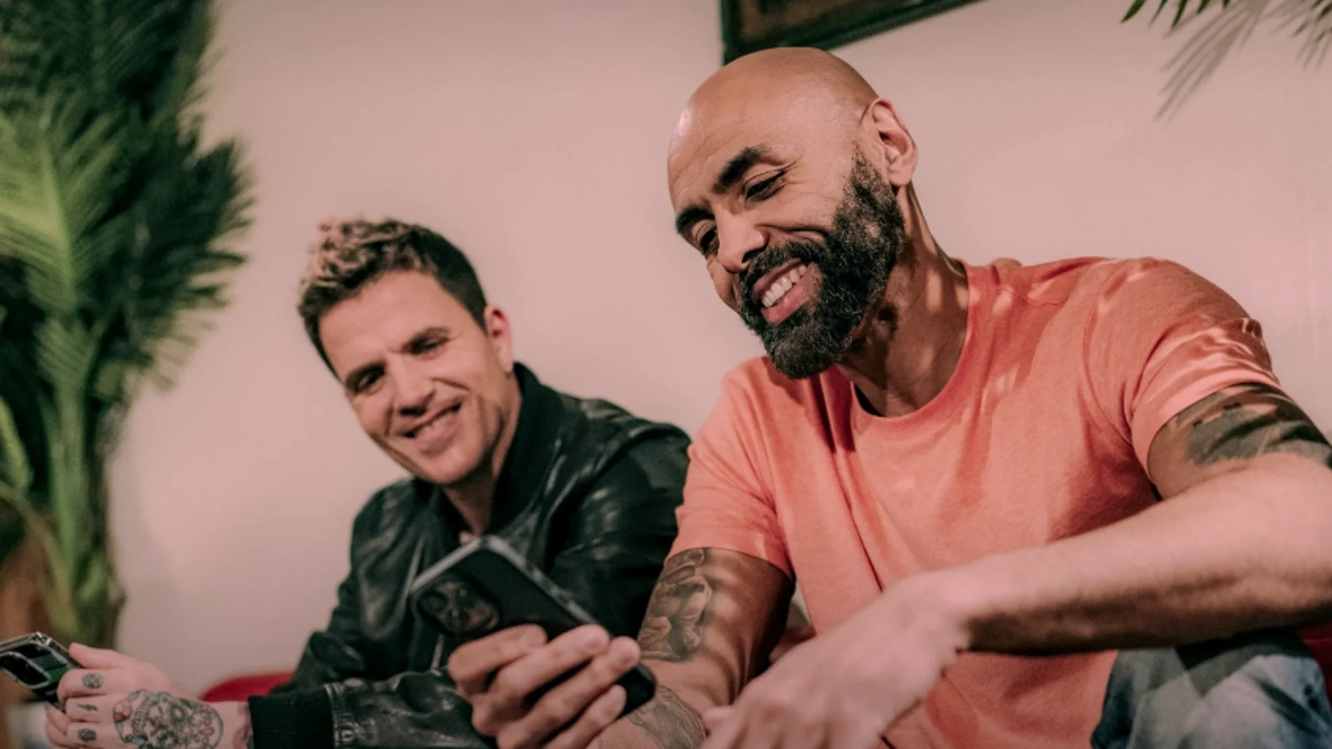 Dani Martín se une a El Chojin en 'Déjales que hablen', una colaboración macarra Dani Martín se une a El Chojin en 'Déjales que hablen', una colaboración macarra