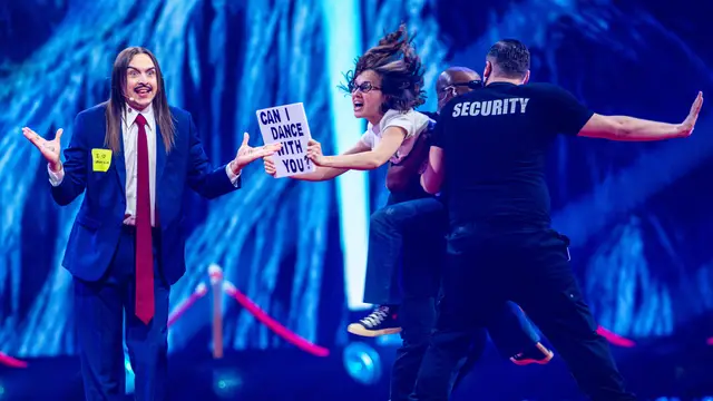 Una supuesta fan se lanza sobre Tommy Cash durante la actuación de Estonia en Eurovisión