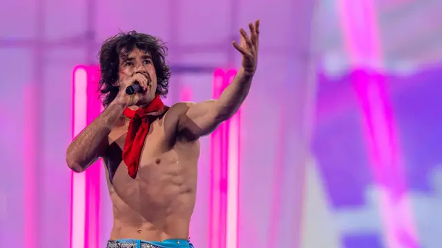 Go-Jo, representante de Australia en Eurovisión 2025 con 'Milkshake Man', en un ensayo