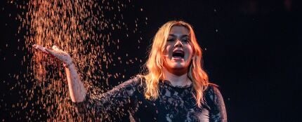 Louane interpreta 'Maman', la canción de Francia para Eurovisión 2025, en un ensayo