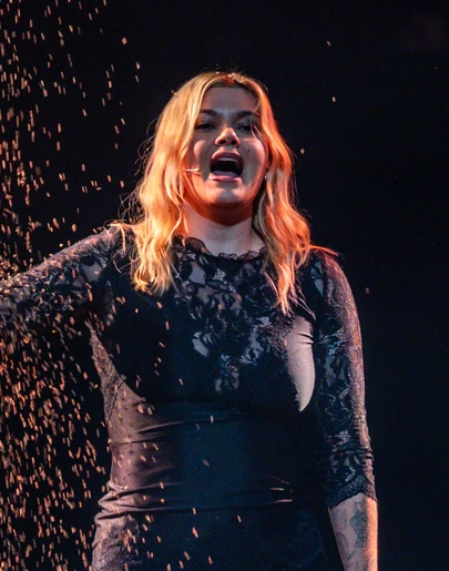 Louane interpreta 'Maman', la canción de Francia para Eurovisión 2025, en un ensayo Louane interpreta 'Maman', la canción de Francia para Eurovisión 2025, en un ensayo