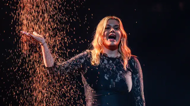 Louane interpreta 'Maman', la canción de Francia para Eurovisión 2025, en un ensayo