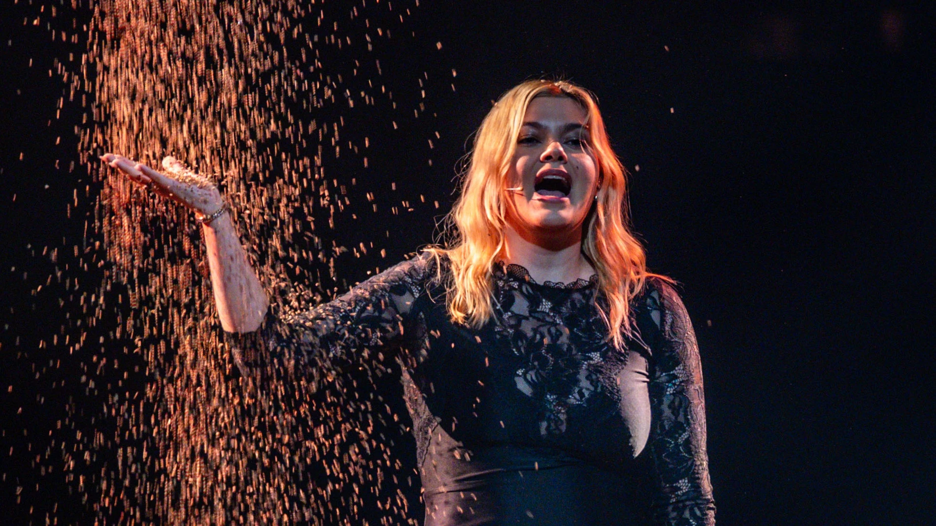 Louane interpreta 'Maman', la canción de Francia para Eurovisión 2025, en un ensayo Louane interpreta 'Maman', la canción de Francia para Eurovisión 2025, en un ensayo