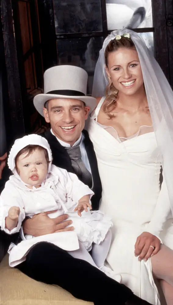 Michelle Hunziker y Eros Ramazzotti en su boda y con su hija Aurora Sophie en 1998 Michelle Hunziker y Eros Ramazzotti en su boda y con su hija Aurora Sophie en 1998