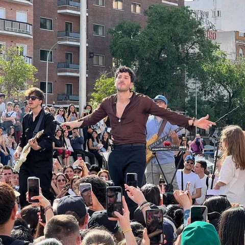 Sebastián Yatra se da un baño de masas en plena calle de Madrid para presentar 'Milagro' Sebastián Yatra se da un baño de masas en plena calle de Madrid para presentar 'Milagro'