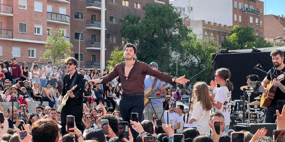 Sebastián Yatra se da un baño de masas en plena calle de Madrid para presentar 'Milagro'