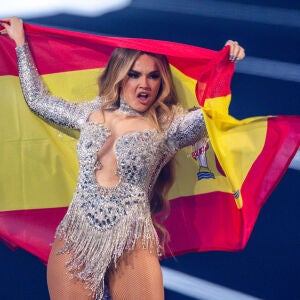 Melody con la bandera de España en el Jury Show de Eurovisión 2025