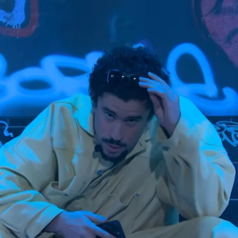 Bad Bunny canta 'PERFuMITO NUEVO' en SNL. Bad Bunny canta 'PERFuMITO NUEVO' en SNL.