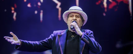 El cantautor y poeta Joaquín Sabina durante su actuación este lunes, en el Movistar Arena de Madrid. El cantautor y poeta Joaquín Sabina durante su actuación este lunes, en el Movistar Arena de Madrid.