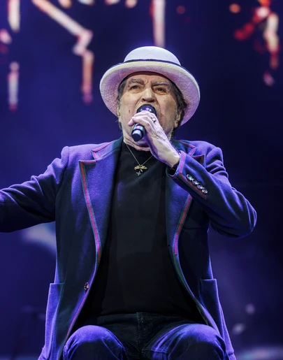 El cantautor y poeta Joaquín Sabina durante su actuación este lunes, en el Movistar Arena de Madrid. El cantautor y poeta Joaquín Sabina durante su actuación este lunes, en el Movistar Arena de Madrid.