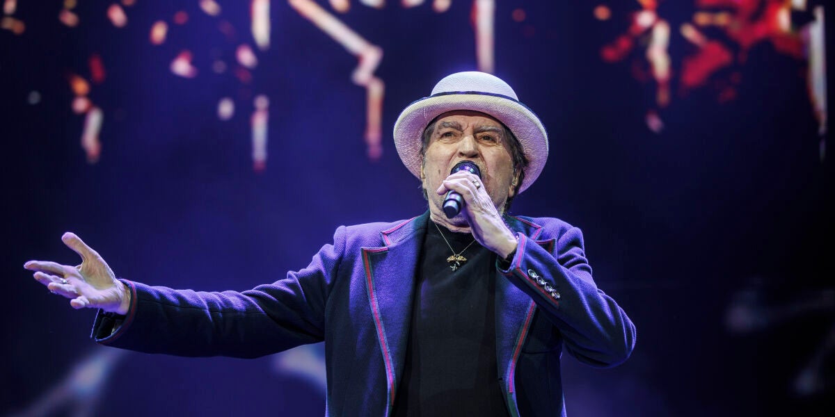 El cantautor y poeta Joaquín Sabina durante su actuación este lunes, en el Movistar Arena de Madrid. 