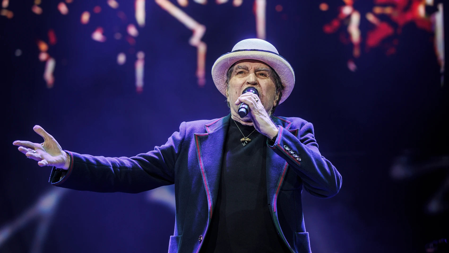 El cantautor y poeta Joaquín Sabina durante su actuación este lunes, en el Movistar Arena de Madrid. El cantautor y poeta Joaquín Sabina durante su actuación este lunes, en el Movistar Arena de Madrid.