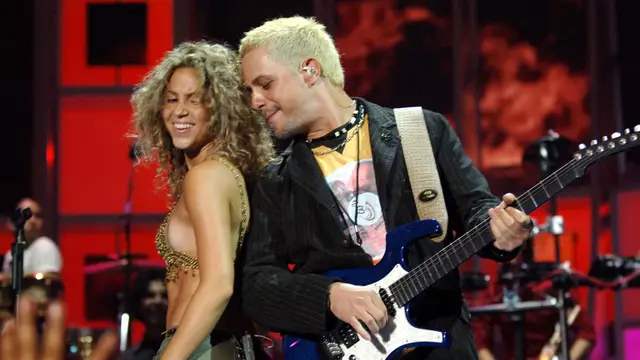 Alejandro Sanz y Shakira cantando 'La tortura'