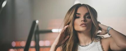 Melody, en el videoclip de 'El Apagón'.