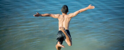 Un chico tirándose al agua