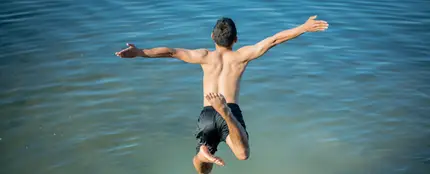Un chico tirándose al agua Un chico tirándose al agua