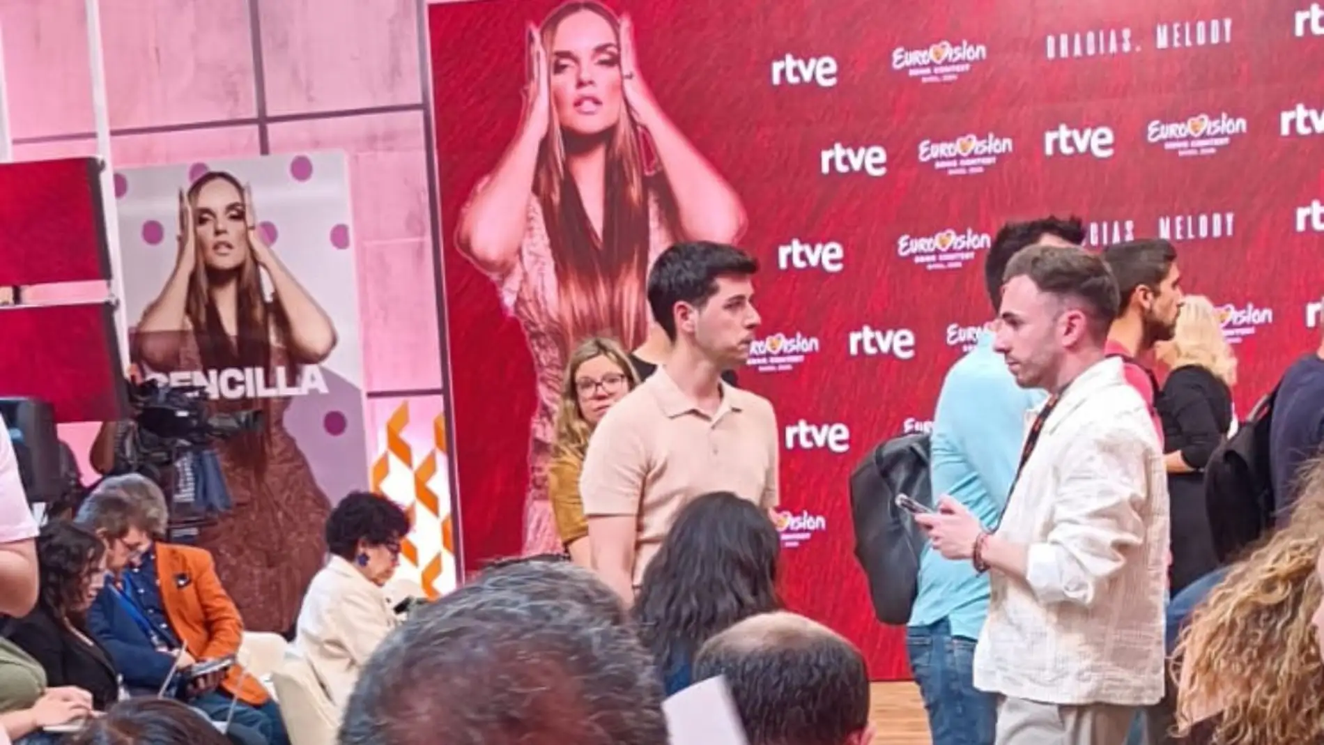 Los medios esperan a Melody en su rueda de prensa Los medios esperan a Melody en su rueda de prensa