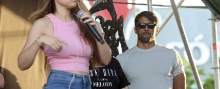 Ignacio Batallán contempla a Melody en los ensayos de su concierto en Antequera (Málaga)