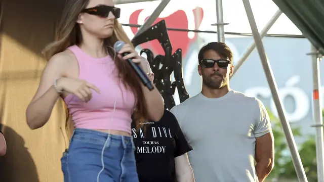 Ignacio Batallán contempla a Melody en los ensayos de su concierto en Antequera (Málaga)