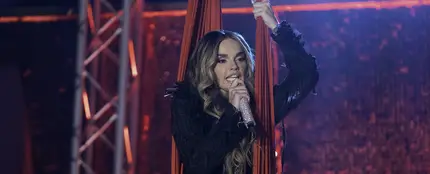 ¡Espectacular! Melody entra por todo lo alto en el plató de El Hormiguero cantando 'Esa Diva' y 'El Apagón' ¡Espectacular! Melody entra por todo lo alto en el plató de El Hormiguero cantando 'Esa Diva' y 'El Apagón'