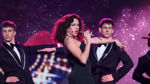 La elegancia de Bibi Andersen posee a Yenesi para interpretar ‘Call me lady champagne’ 