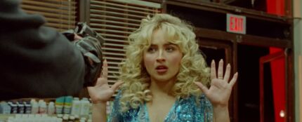 Sabrina Carpenter en el videoclip de 'Manchild'