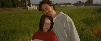 Billie Eilish y Nat Wolff, en el videoclip de 'Chihiro'. Billie Eilish y Nat Wolff, en el videoclip de 'Chihiro'.
