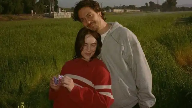 Billie Eilish y Nat Wolff, en el videoclip de 'Chihiro'.
