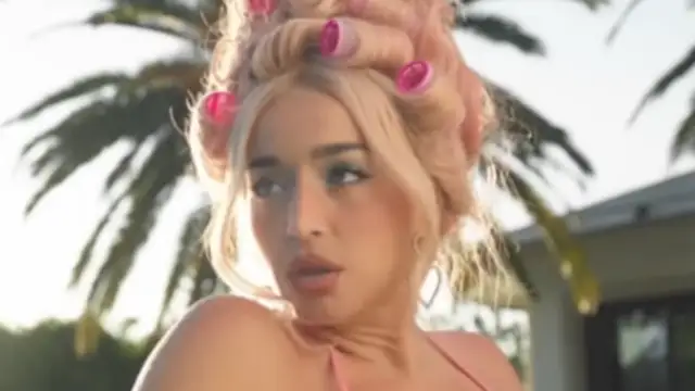 Lola Índigo, en el videoclip de 'Mojaíta'