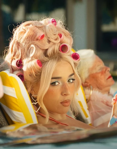 Lola Índigo en el videoclip de 'MOJA1TA' Lola Índigo en el videoclip de 'MOJA1TA'