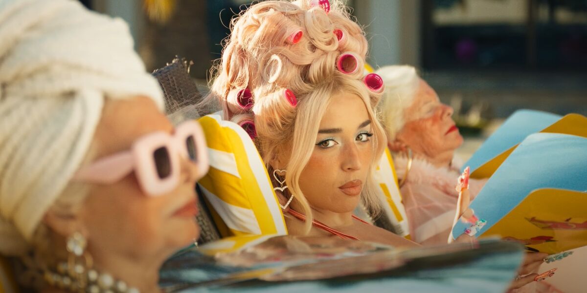Lola Índigo en el videoclip de 'MOJA1TA'