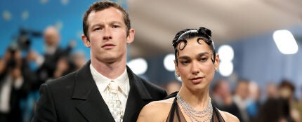 Callum Turner y Dua Lipa en la MET Gala 2025 Callum Turner y Dua Lipa en la MET Gala 2025