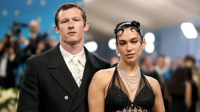 Callum Turner y Dua Lipa en la MET Gala 2025