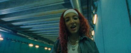 De la Rose en el videoclip de 'Cobro'