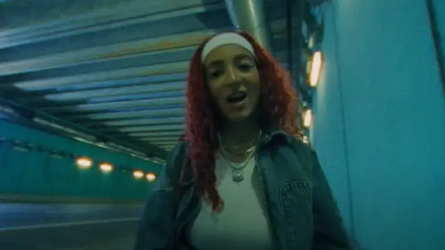 De la Rose en el videoclip de 'Cobro'