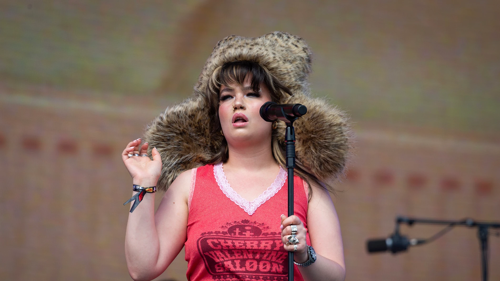 Lola Young en la BBC Radio Lola Young en la BBC Radio