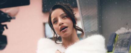 Emilia Mernes se envuelve de un aura angelical en '+ Te Vale', su nueva balada